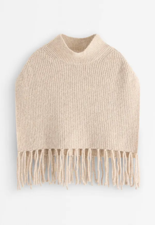 Stickad poncho med fransar