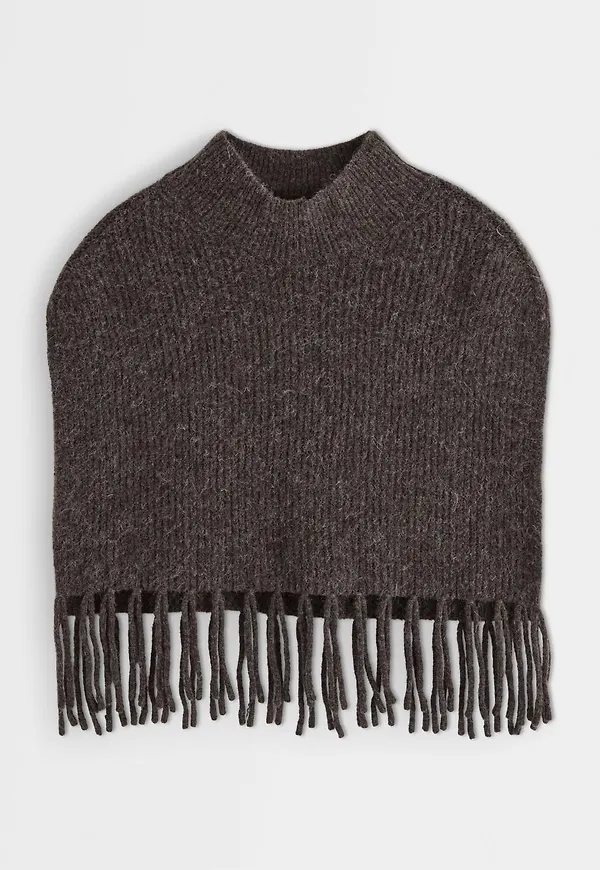 Stickad poncho med fransar