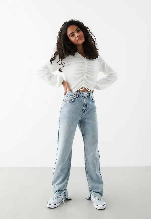 Straight 90s jeans