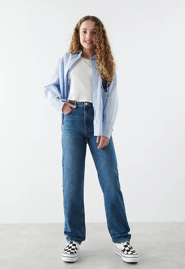 Straight 90s jeans