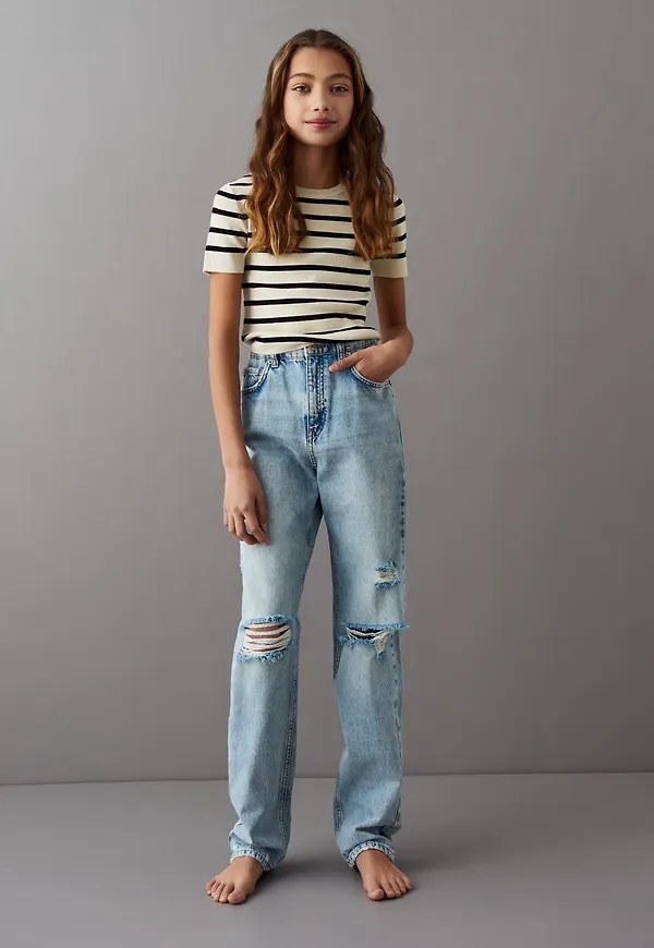 Straight 90s jeans
