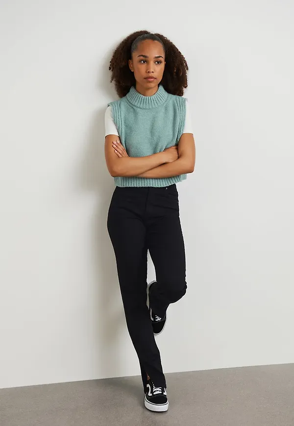 Straight slit jeans