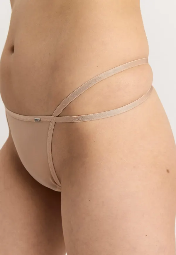 Stringtrosa i mesh med låg midja