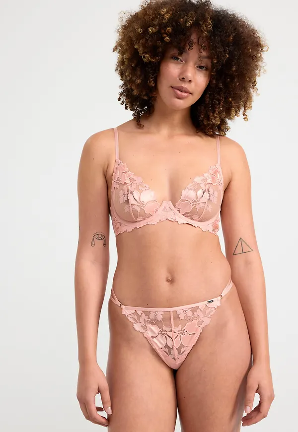 Stringtrosa low waist med broderad mesh