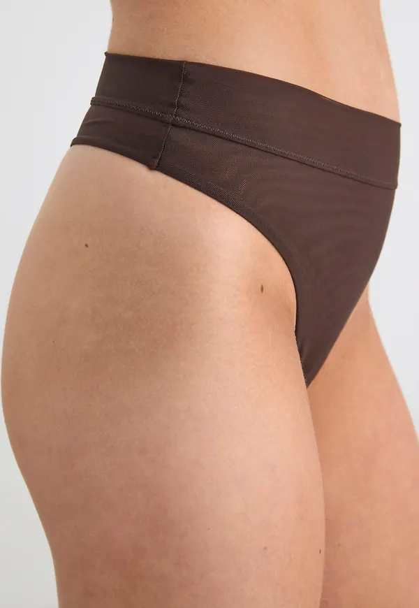 Stringtrosa med hög midja i mesh
