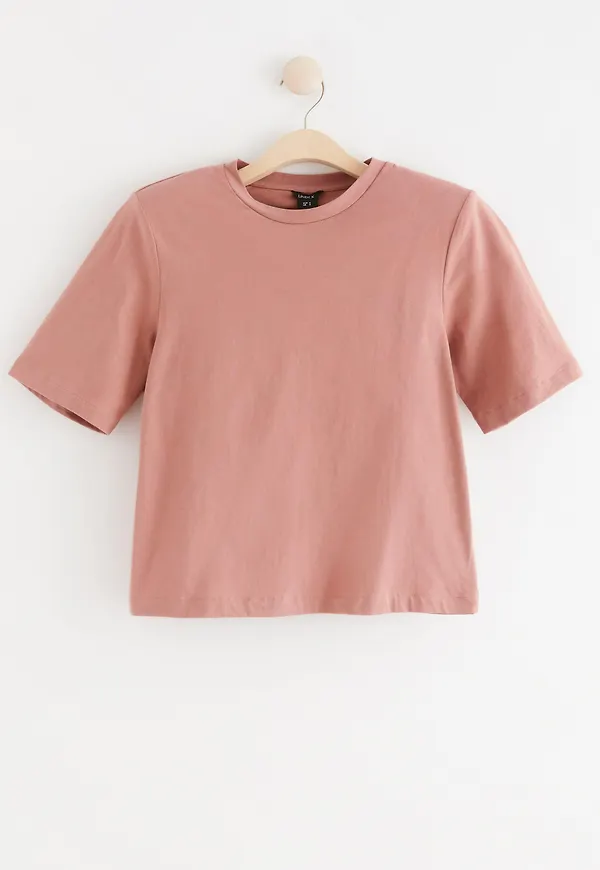 T-shirt med axelvaddar