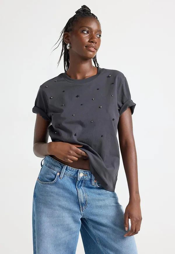 T-shirt med pärlor