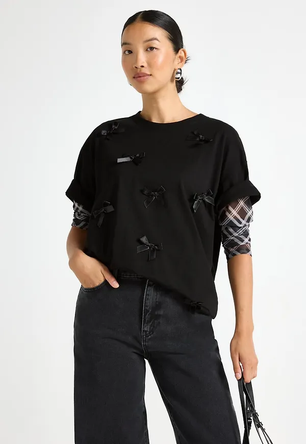 T-shirt med rosetter