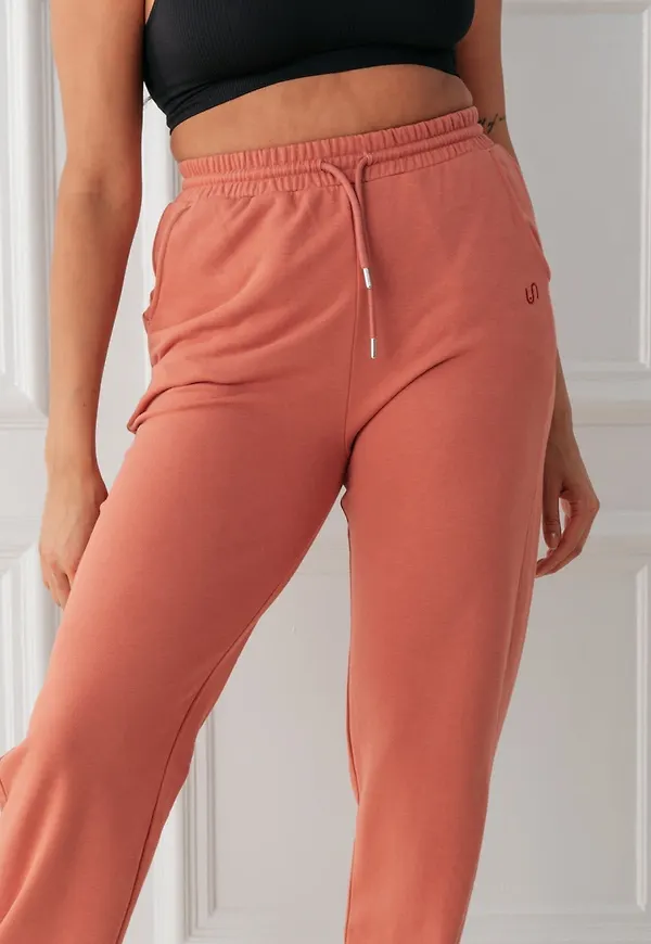 Tapered Sweatpants Ruby Rebel