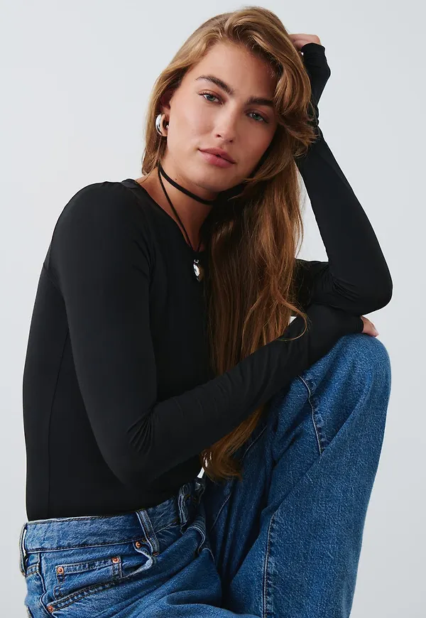 Thumb hole detail top
