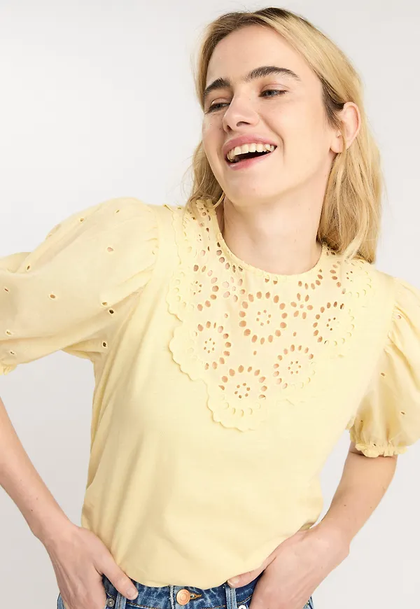 Topp med broderie anglaise