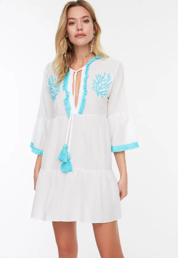 Trendyol Klänning aqua / vit