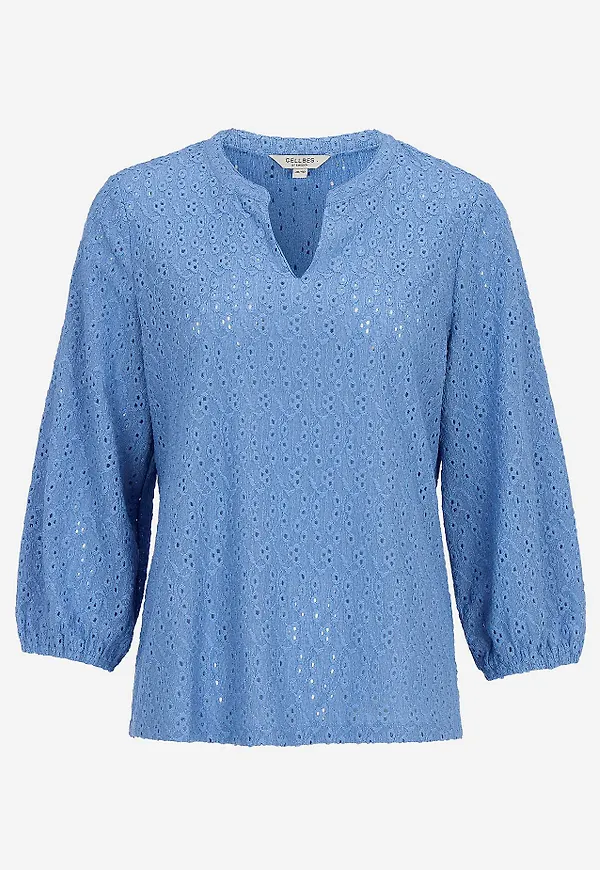 Trikåtopp med broderat hålmönster