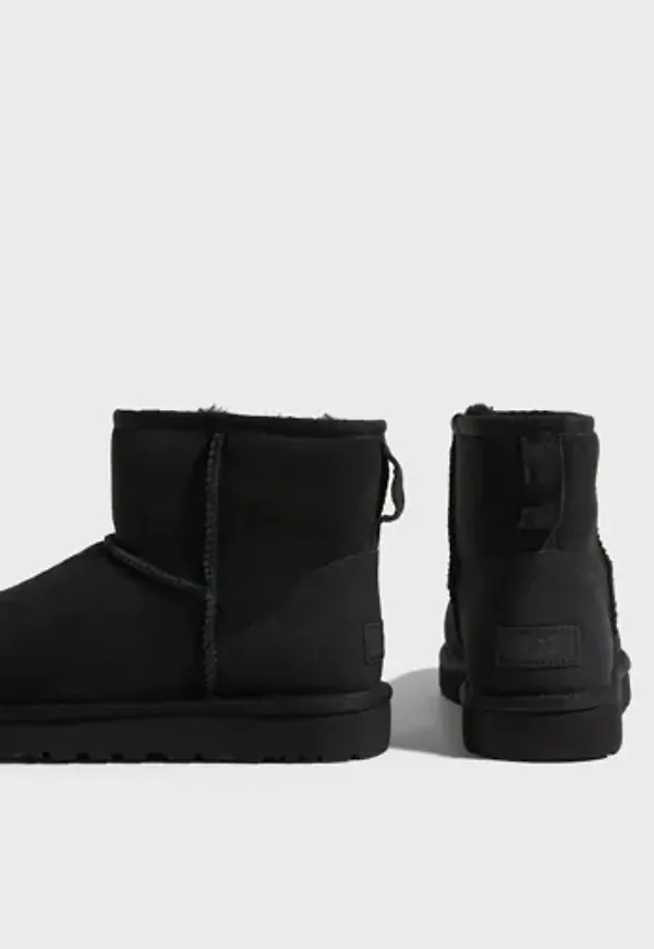 UGG - Svart - W Classic Mini II