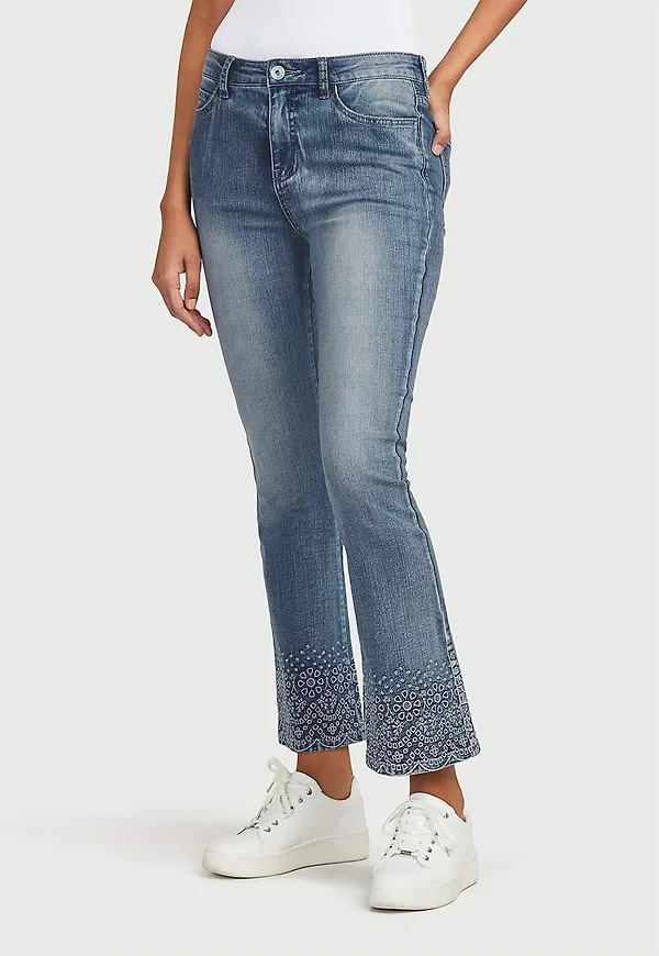 Utsvängda, korta jeans med broderi