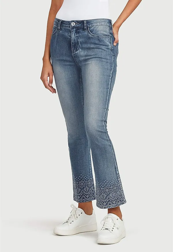 Utsvängda, korta jeans med broderi