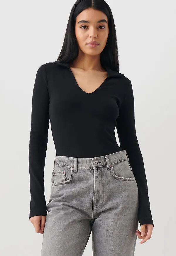 V-neck collar top