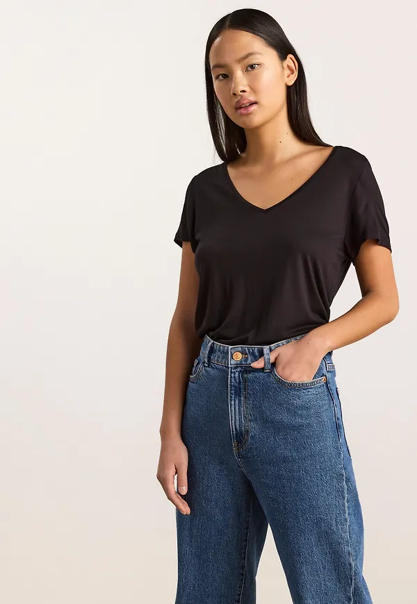 V-ringad t-shirt i viskos