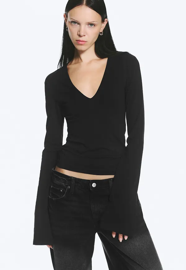 V-neck slim long-sleeved top