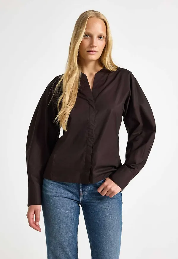 V-ringad blus