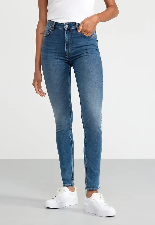 VERA smala jeans med hög midja