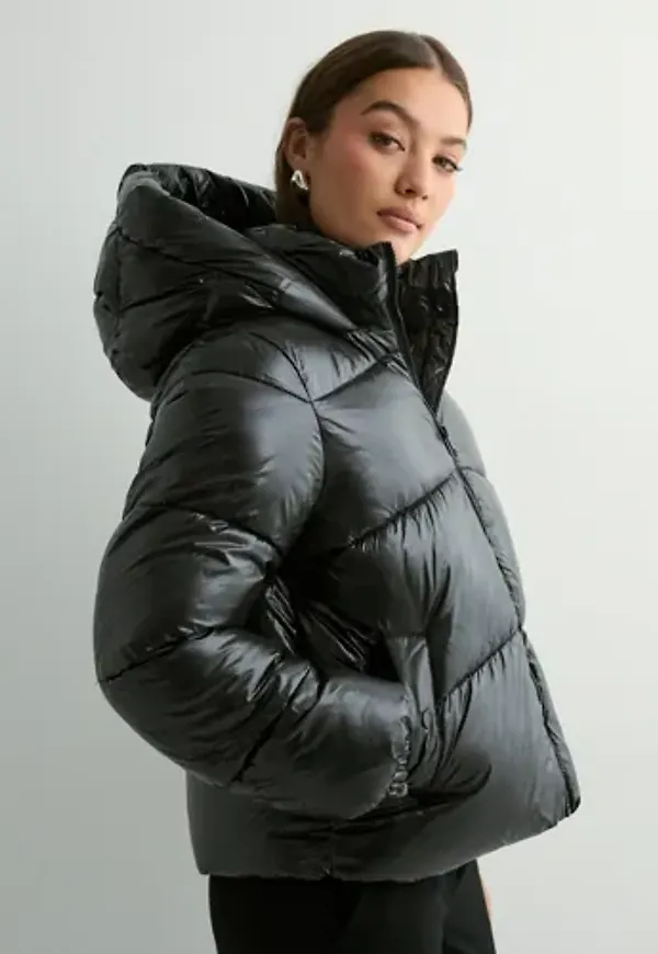 Vero Moda - Svart - Vmuppsashiny Short Jacket