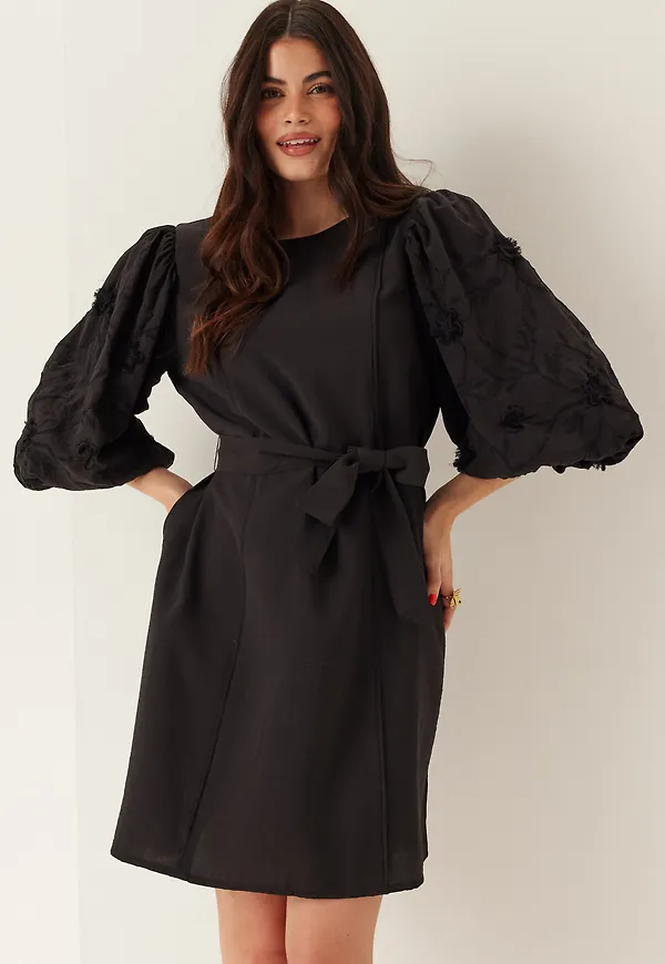 Vimala O-neck 3/4 EMB. DRESS