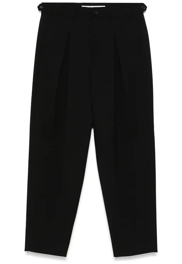 White Mountaineering vida byxor med veck - Svart