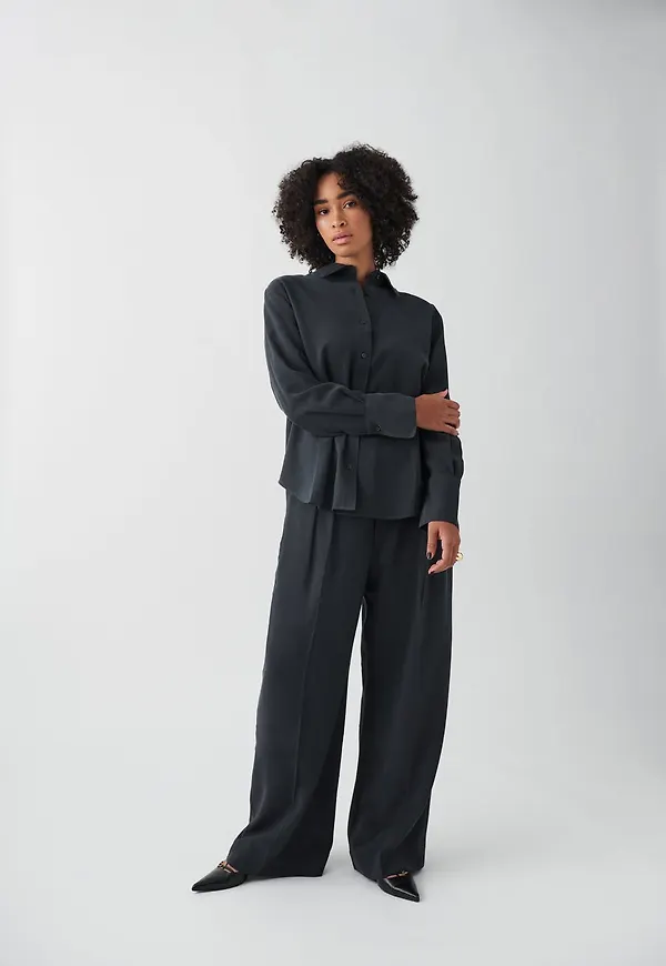 Wide tailored trousers