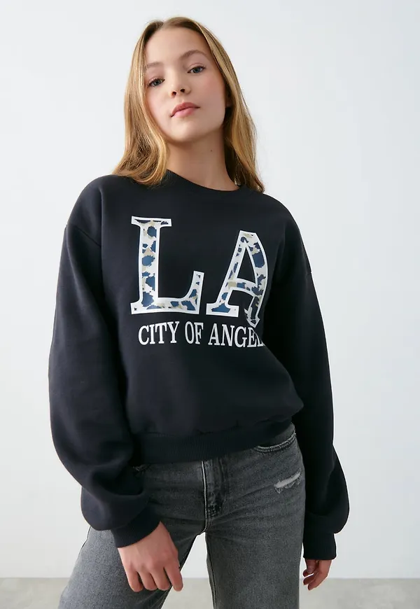 Y basic sweater