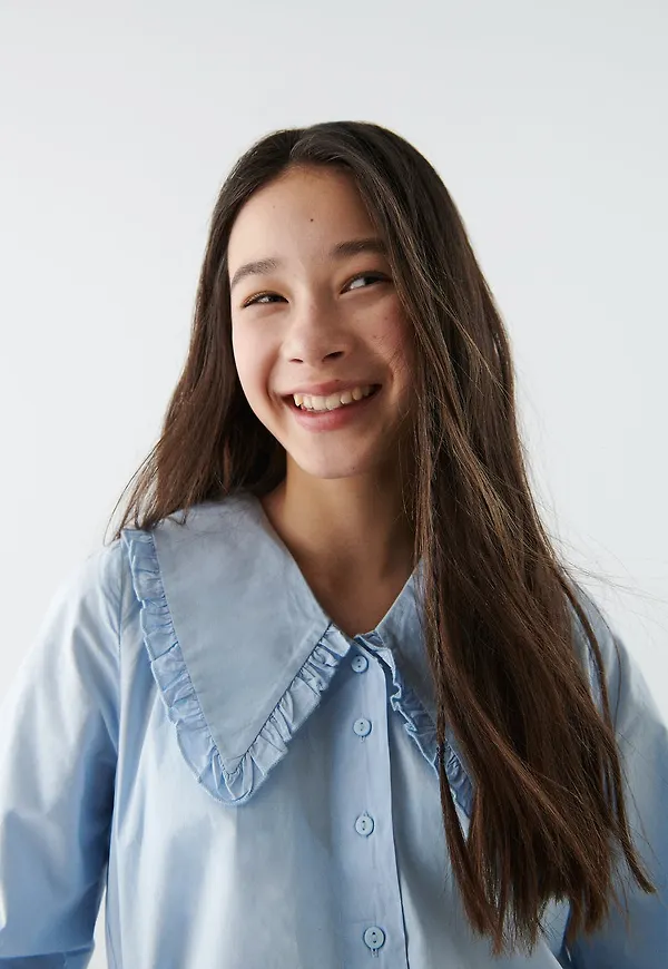 Y collar blouse