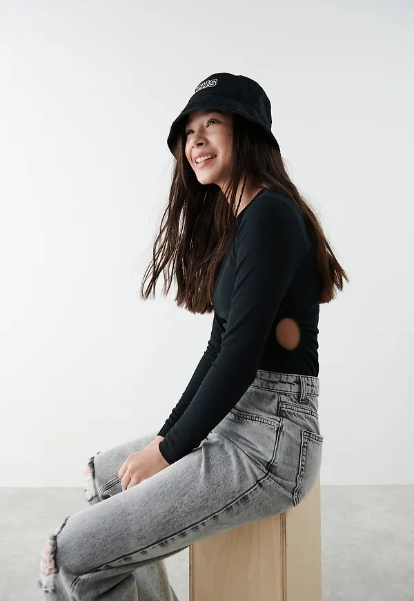 Y cut out top