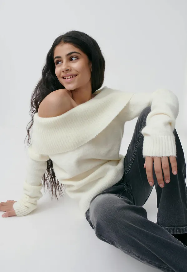 Y kn off shoulder sweater