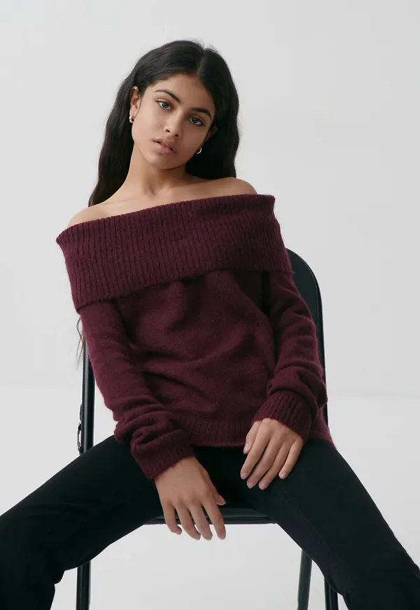 Y kn off shoulder sweater
