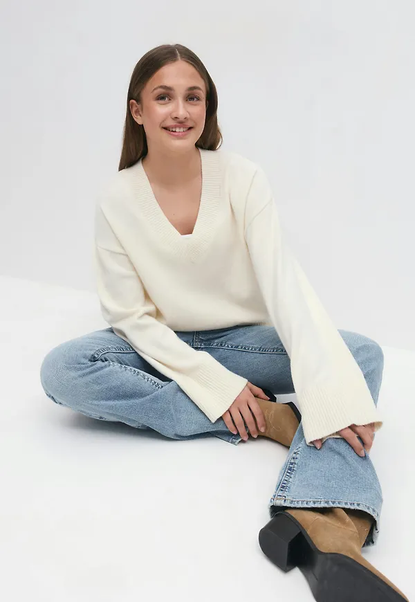 Y knit v-neck sweater