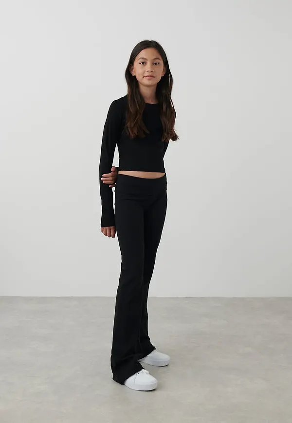 Gina Tricot - Y low waist yoga leggings - nederdelar - Svart - 134/140 - Tjej